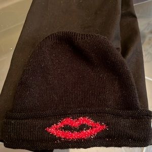 Black hat with lips